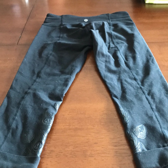 Lululemon Black Acro Crop Peacock Print - Picture 1 of 3